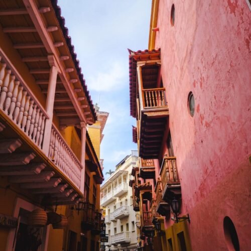 Balcones de madera de colores en la ciudad amurallada de Cartagena de Indias