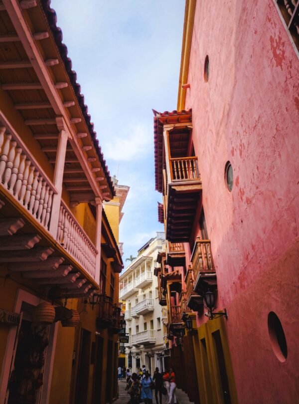 Balcones de madera de colores en la ciudad amurallada de Cartagena de Indias