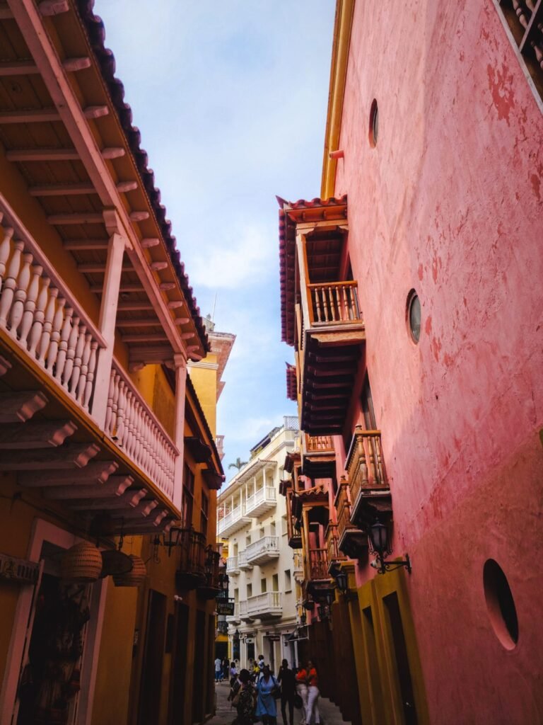 Balcones de madera de colores en la ciudad amurallada de Cartagena de Indias