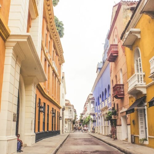 Calle colonial de colores con balcones en la ciudad amurallada de Cartagena de Indias