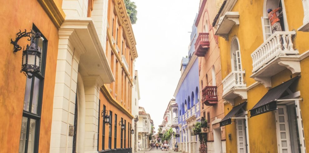 Calle colonial de colores con balcones en la ciudad amurallada de Cartagena de Indias