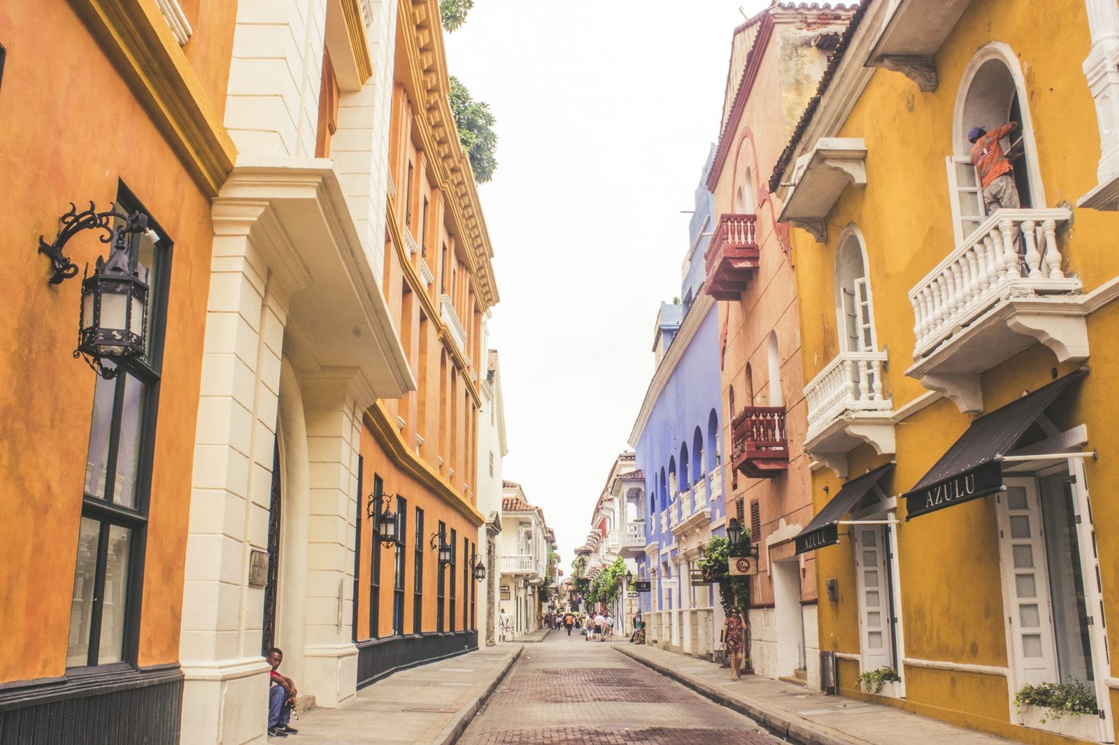 Calle colonial de colores con balcones en la ciudad amurallada de Cartagena de Indias