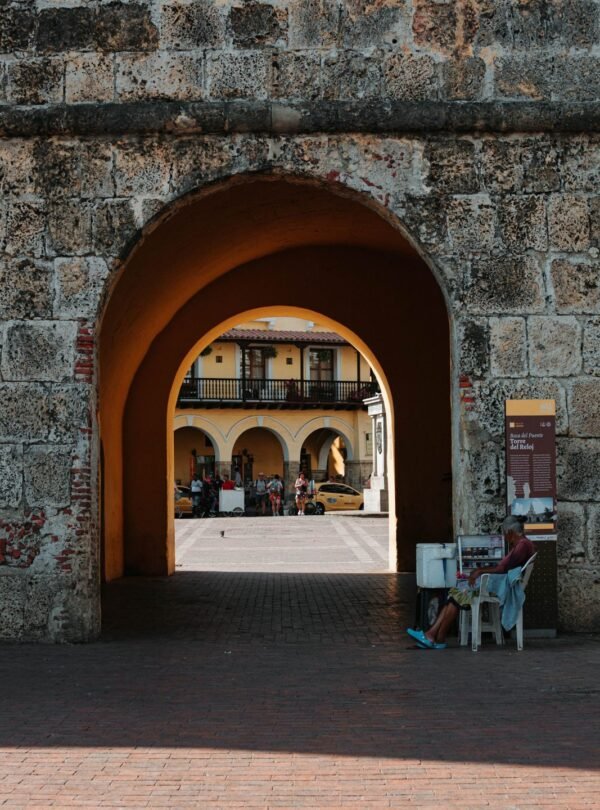 Arco de la Torre del Reloj, entrada a la ciudad amurallada de Cartagena de Indias
