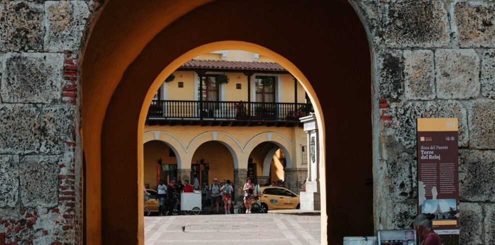Arco de la Torre del Reloj, entrada a la ciudad amurallada de Cartagena de Indias